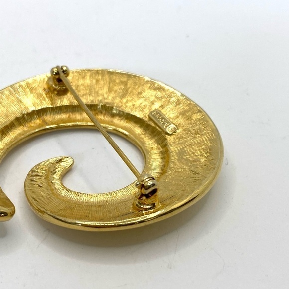 Monet Brooch Pin Large Vintage Cream White Enamel Gold Tone Swirl Spiral - Picture 4 of 6